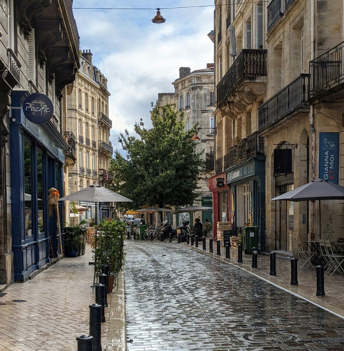 Bordeaux rue de la ville sous la pluie