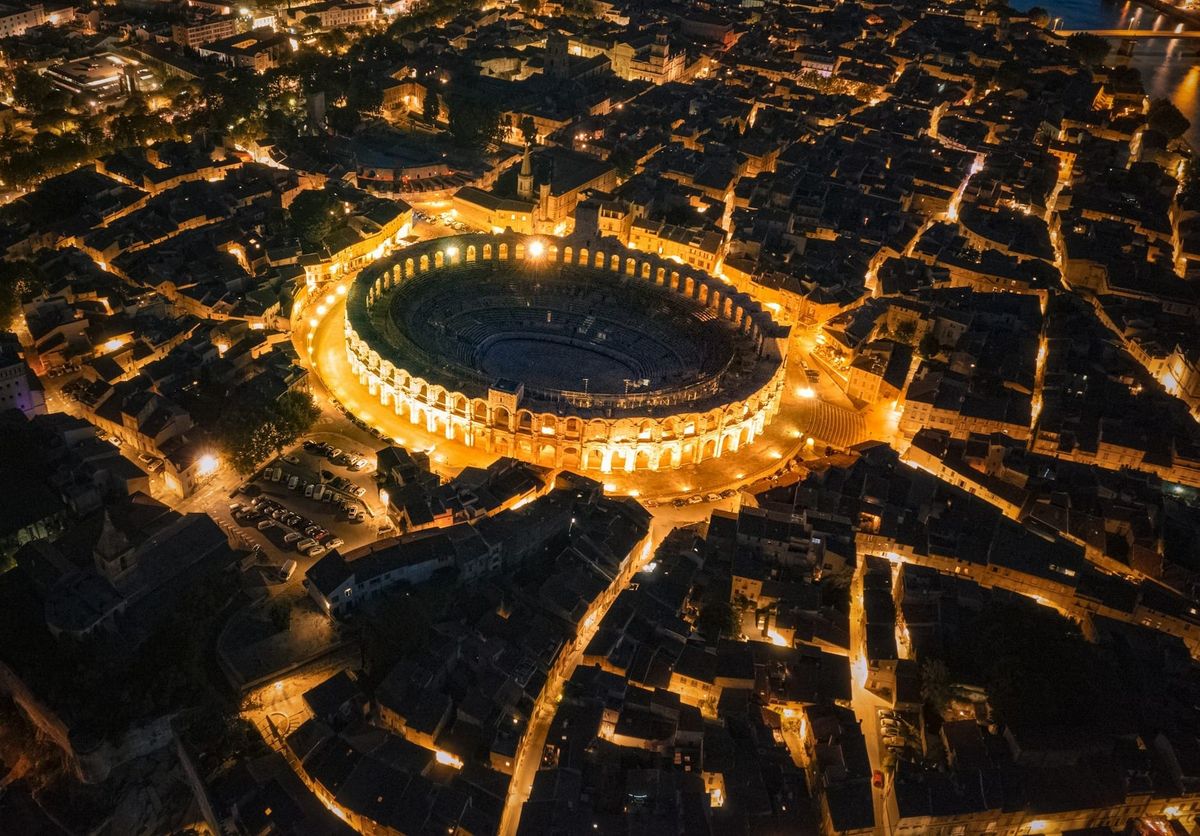 Arènes d'Arles de nuit, région de Provence au sud de la France