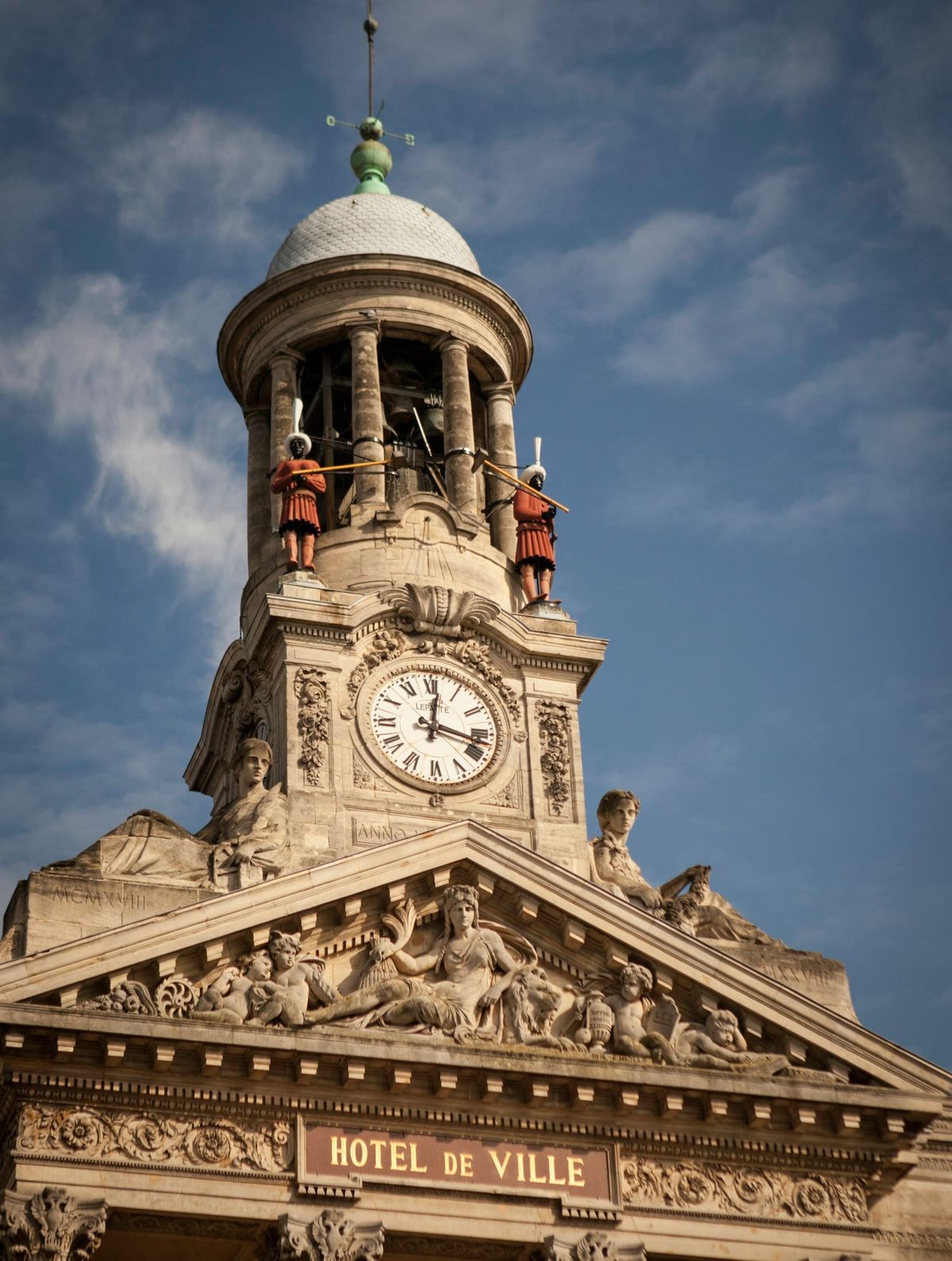 Ville de Cambrai dans le département du Nord en France et son Hôtel de Ville