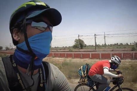 Documenting India's migrant crisis with smartphones and bicycles