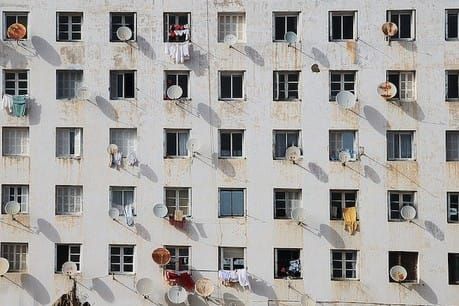 Local or global, a virtual network of contributors improves newsroom resilience