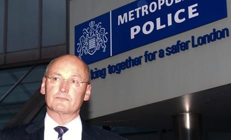 Met police chief resigns over phone hacking scandal