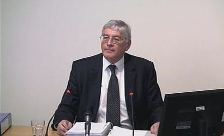 Met police press chief resigns over hiring of NoW executive