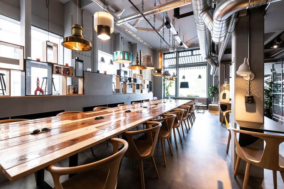 Den ljusa och luftiga Salongen med stora fönster ut mot gatan