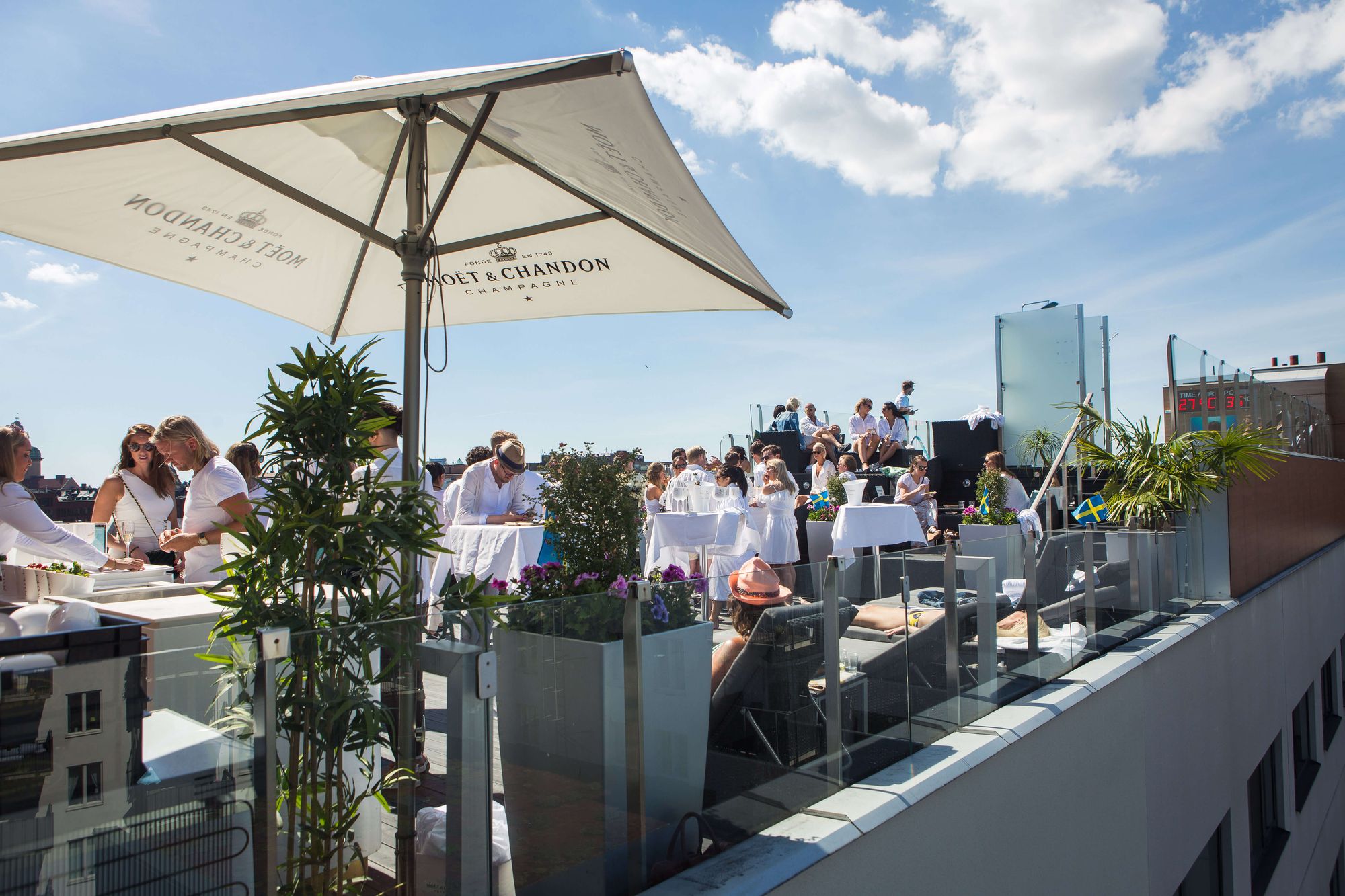 Ett firande på Rooftop Garden Bar en solig dag