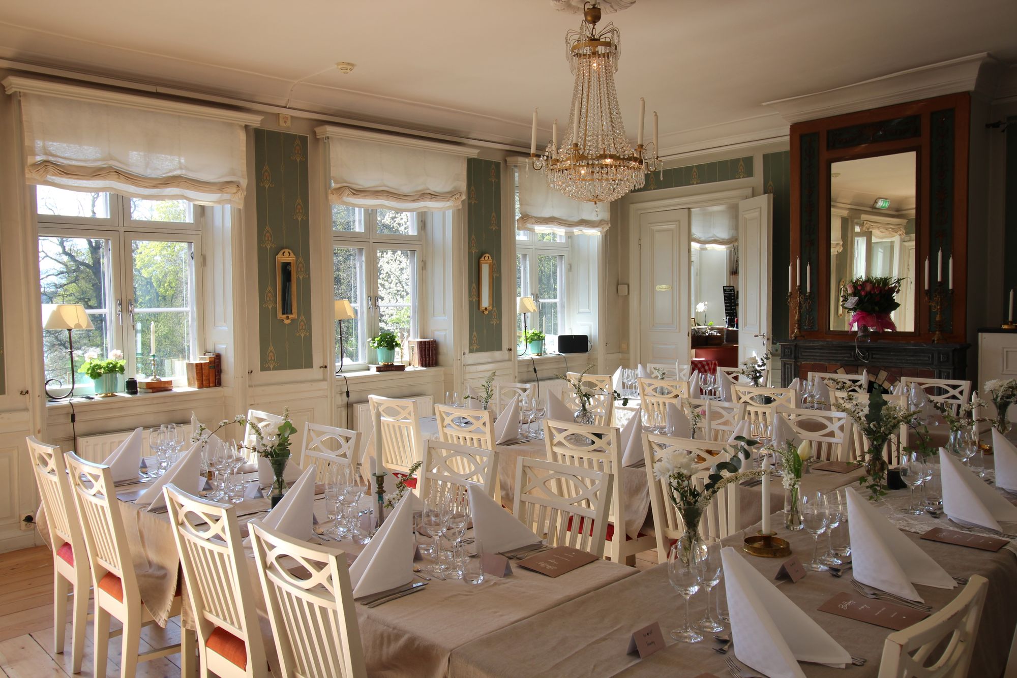 Fin bordsdukning med blommor i Stora salen i Riddersviks Herrgård