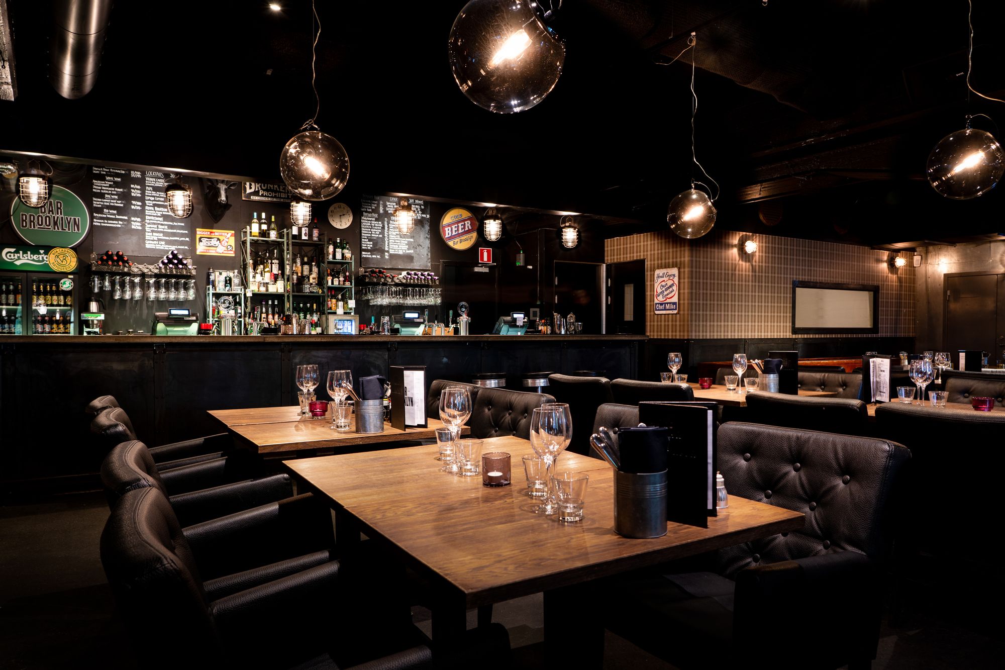 Den stilrena baren med inredning i dova färger