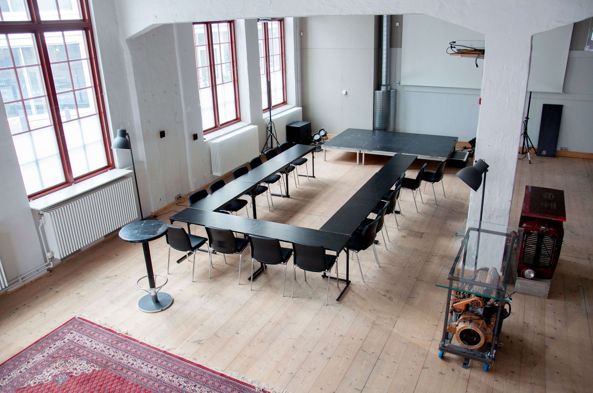 Ljus och luftig eventlokal med trägolv och stora fönster