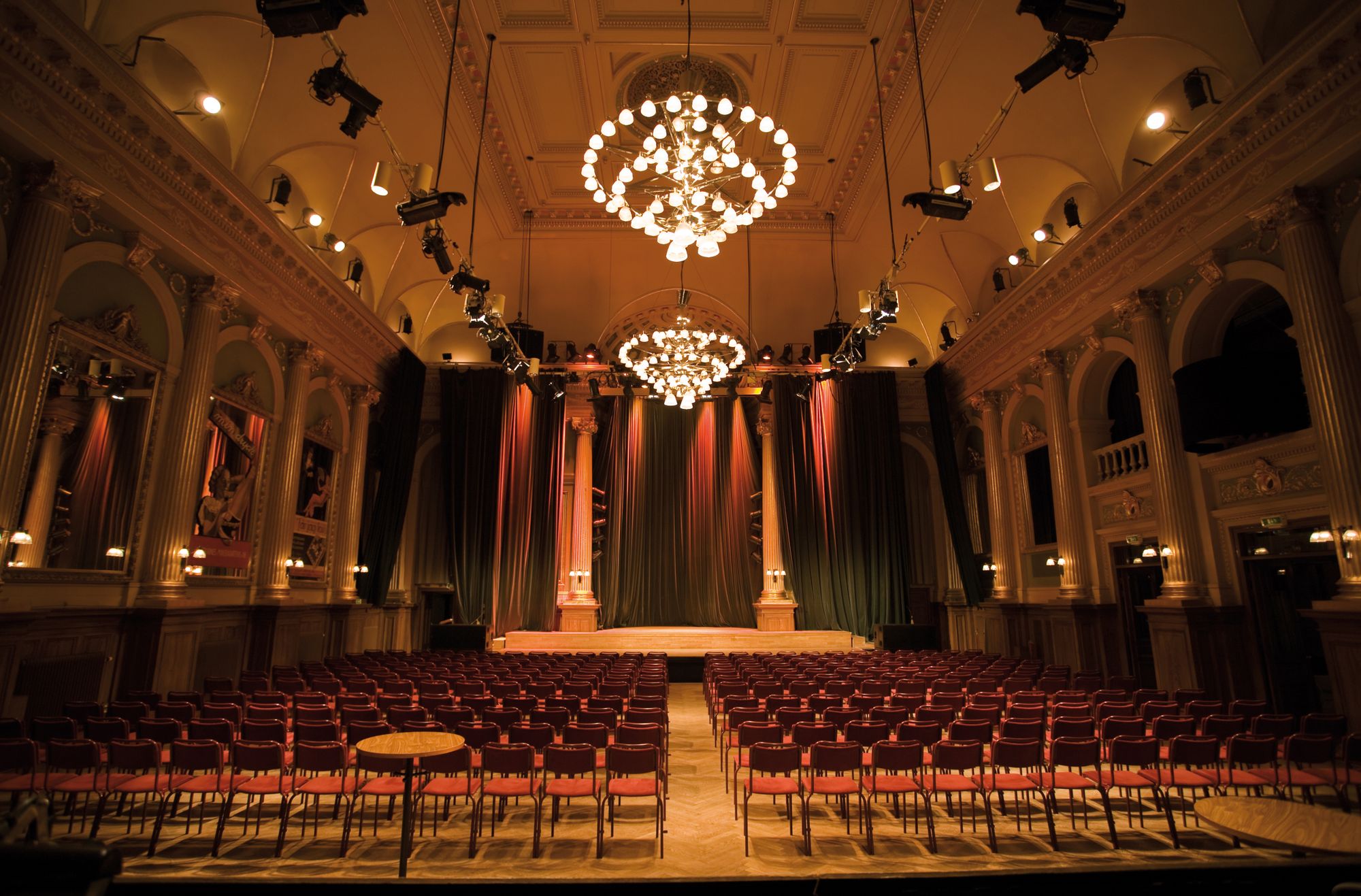 Den pampiga Stora Salen på Nalen med sammetsgardiner