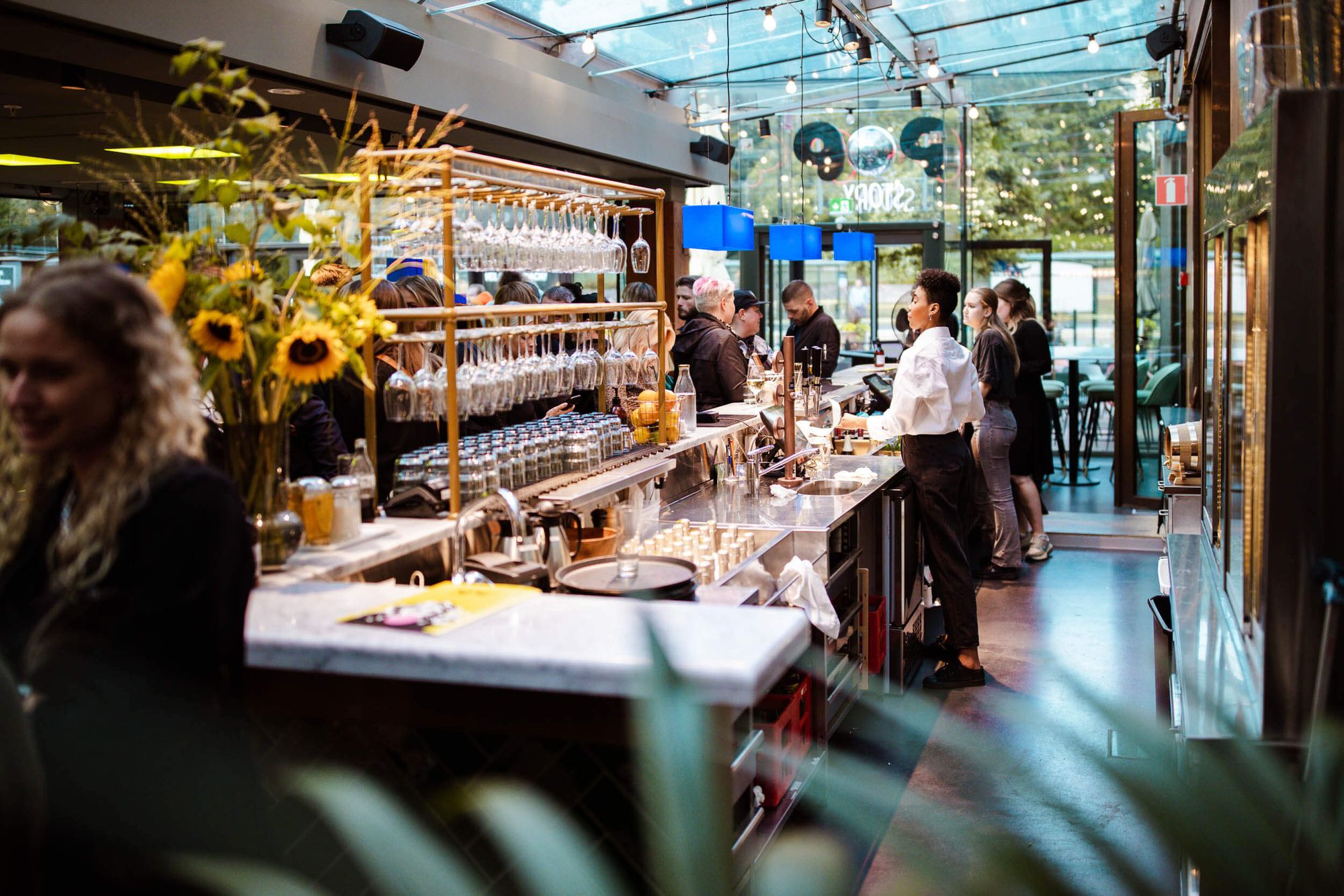 Baren i Glashuset med minglande människor