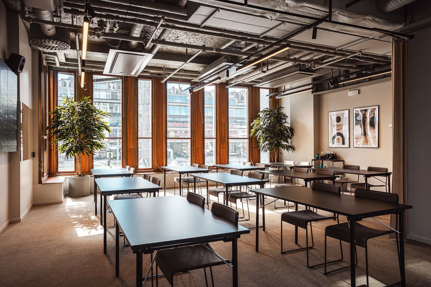 Luftig och ljus konferenslokal med stora fönster