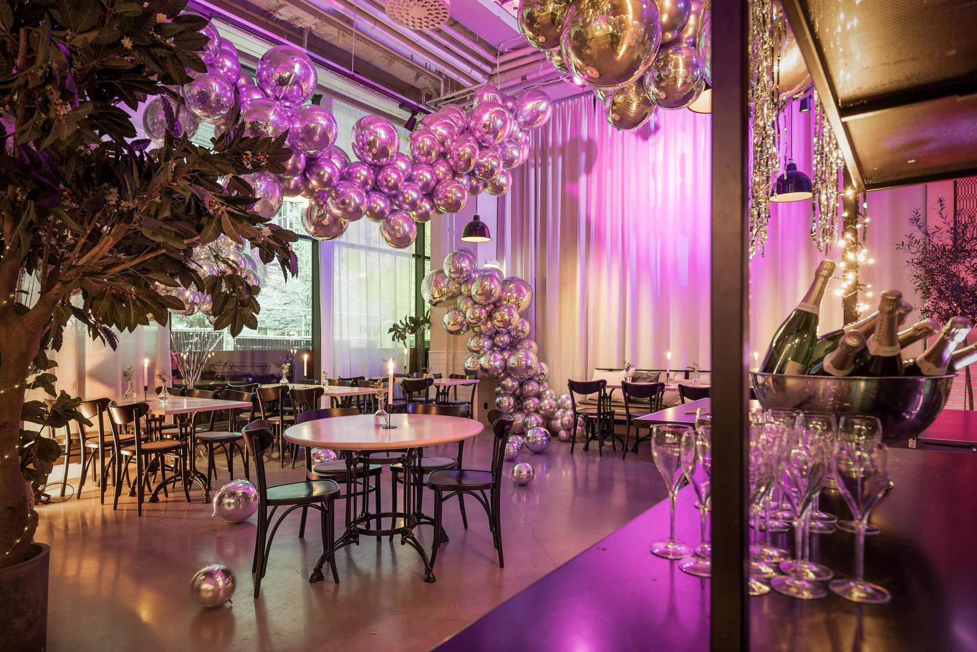 Eventlokal dekorerad med ballonger
