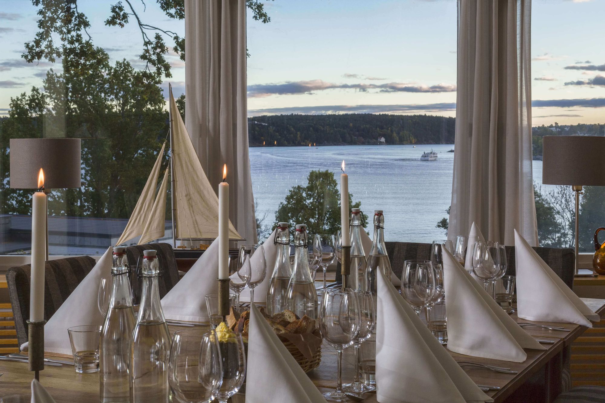 Dukat bord med tända ljus och havet i bakgrunden