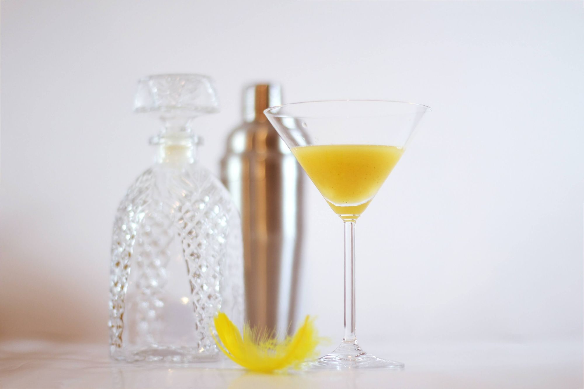 Gul påskdrink med en gul fjäder som dekoration