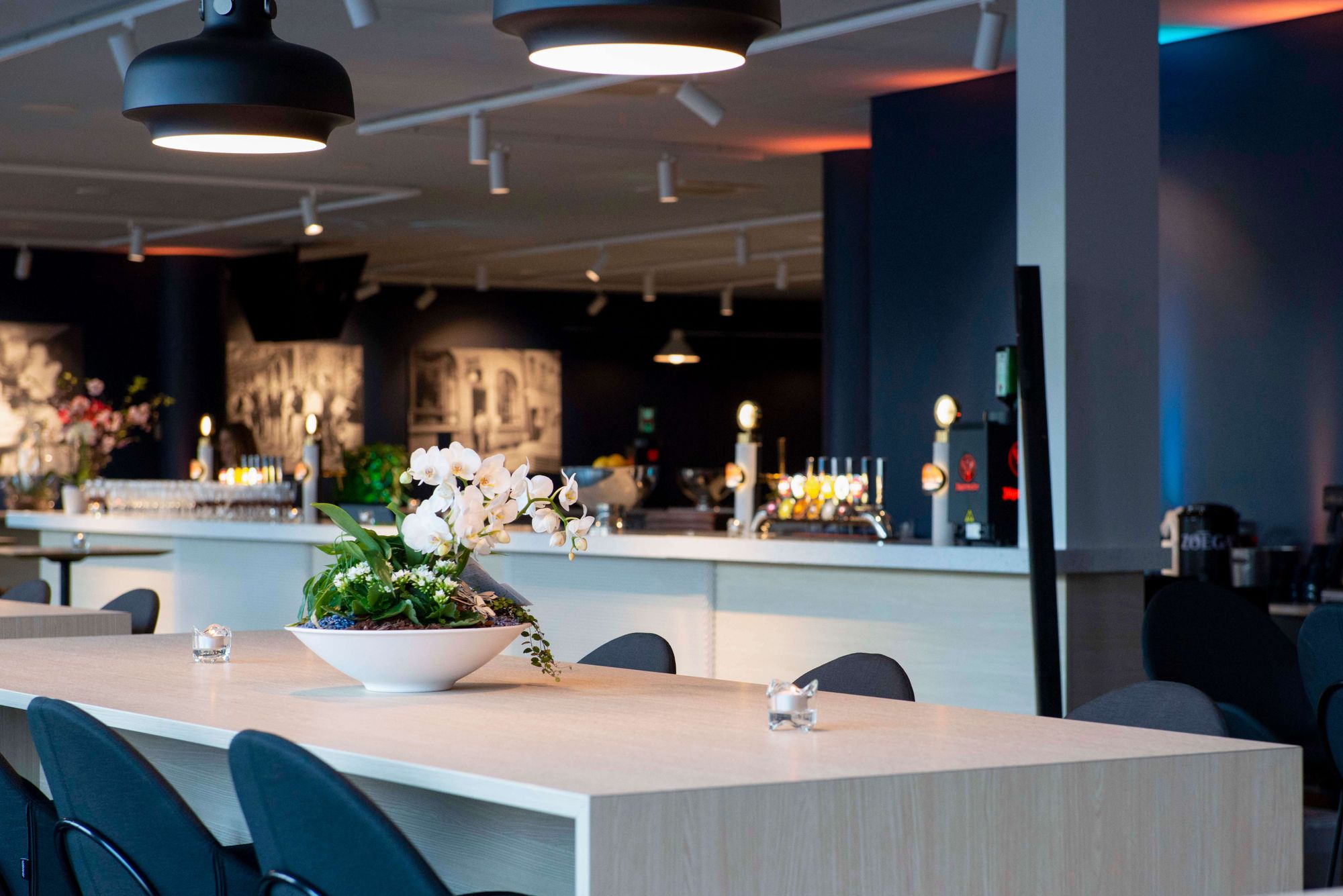 Baren hos Erics Bar & Restaurang som fungerar som en utmärkt mötesplats