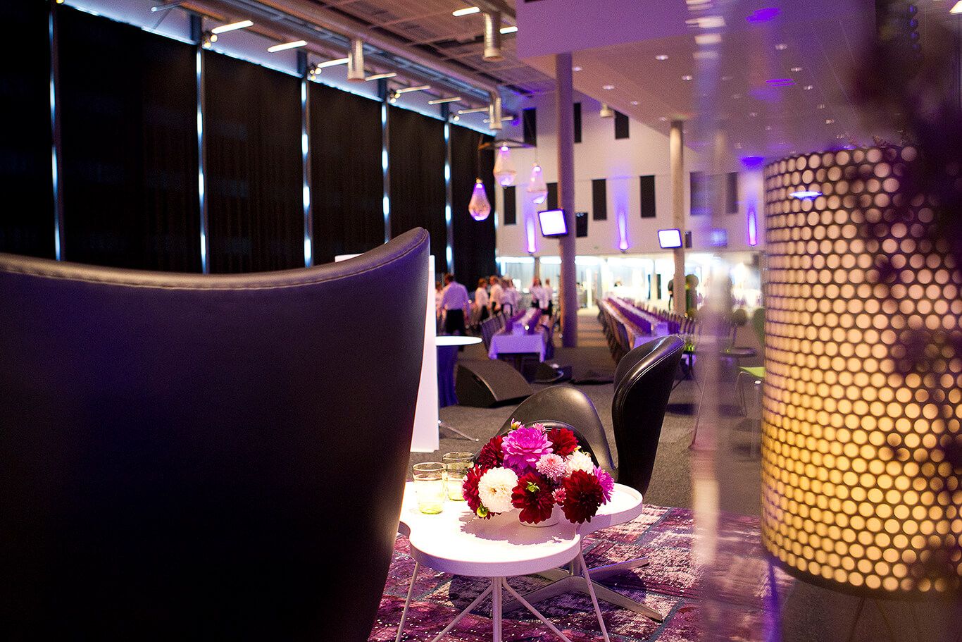 En stor konferenslokal med plats för hundratals deltagare