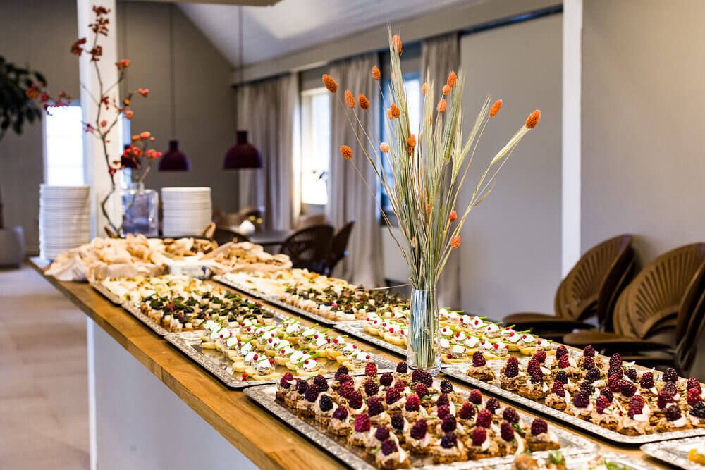 Uppdukat bord med snittar i Naturligtvis Golf & Country Clubs konferenslokal