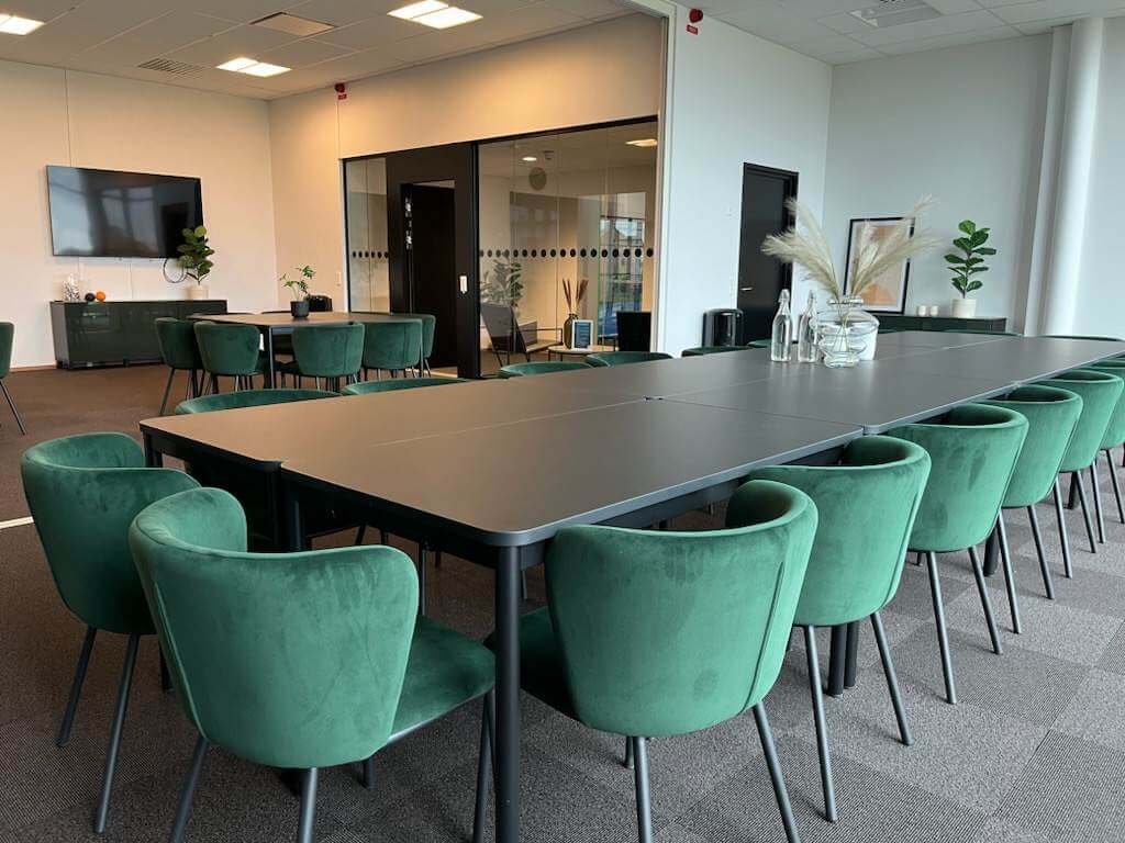 Långbord hos Nordic Wellness Business Lounge i Staffanstorp 