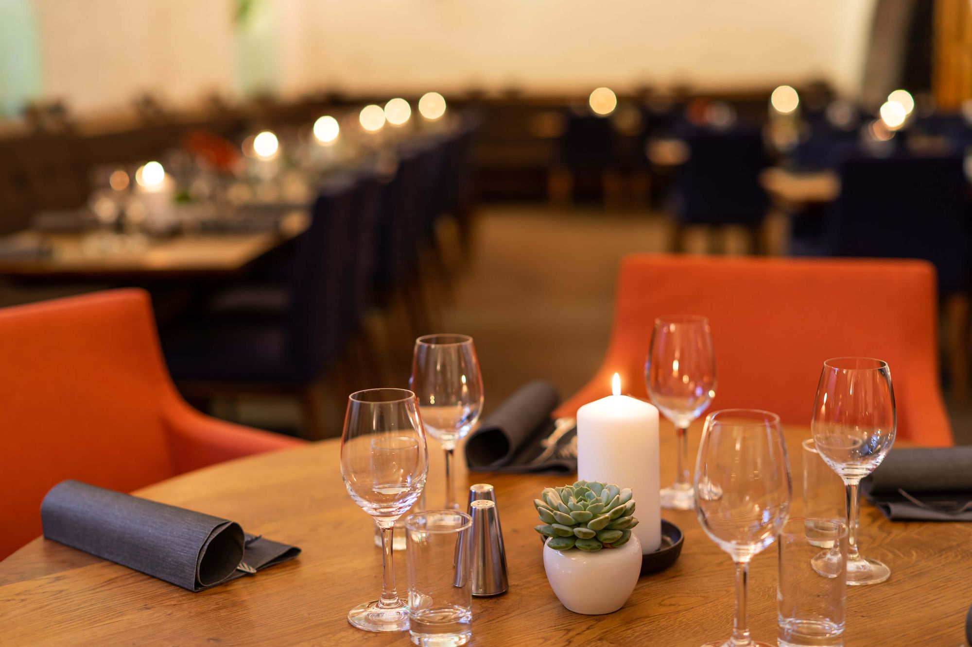 Dukat bord med tänt ljus på restaurangen Rådhushällaren i Malmö