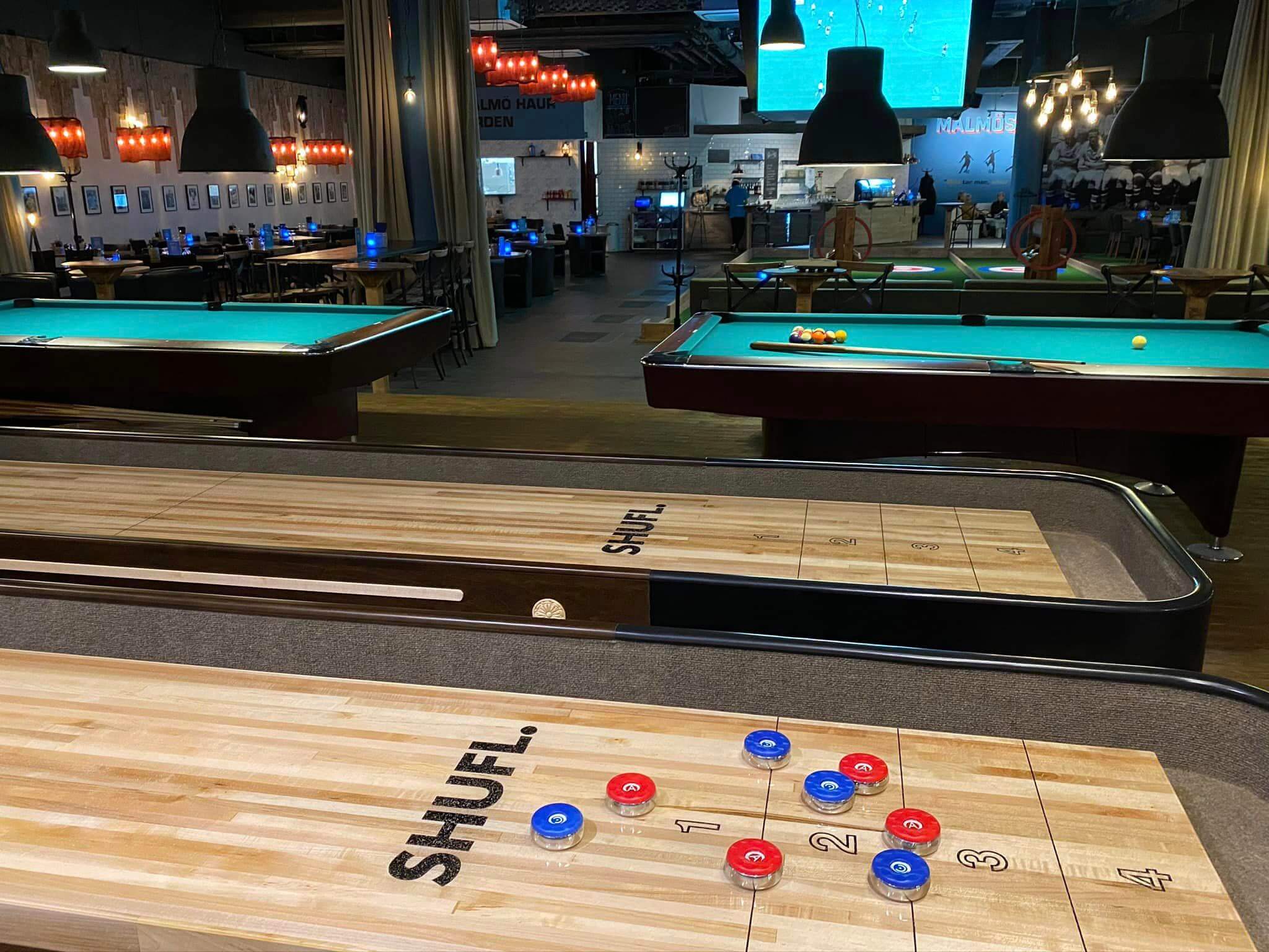Shuffleboards och biljardbord inne på Malmö Sportbar