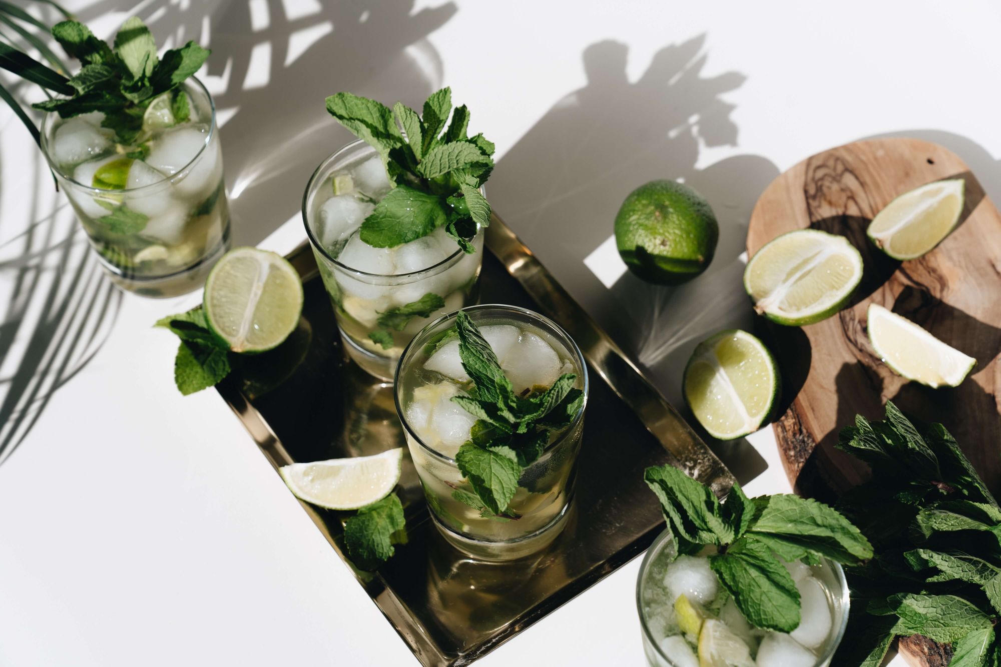 Mojitos med mycket färsk mynta och lime