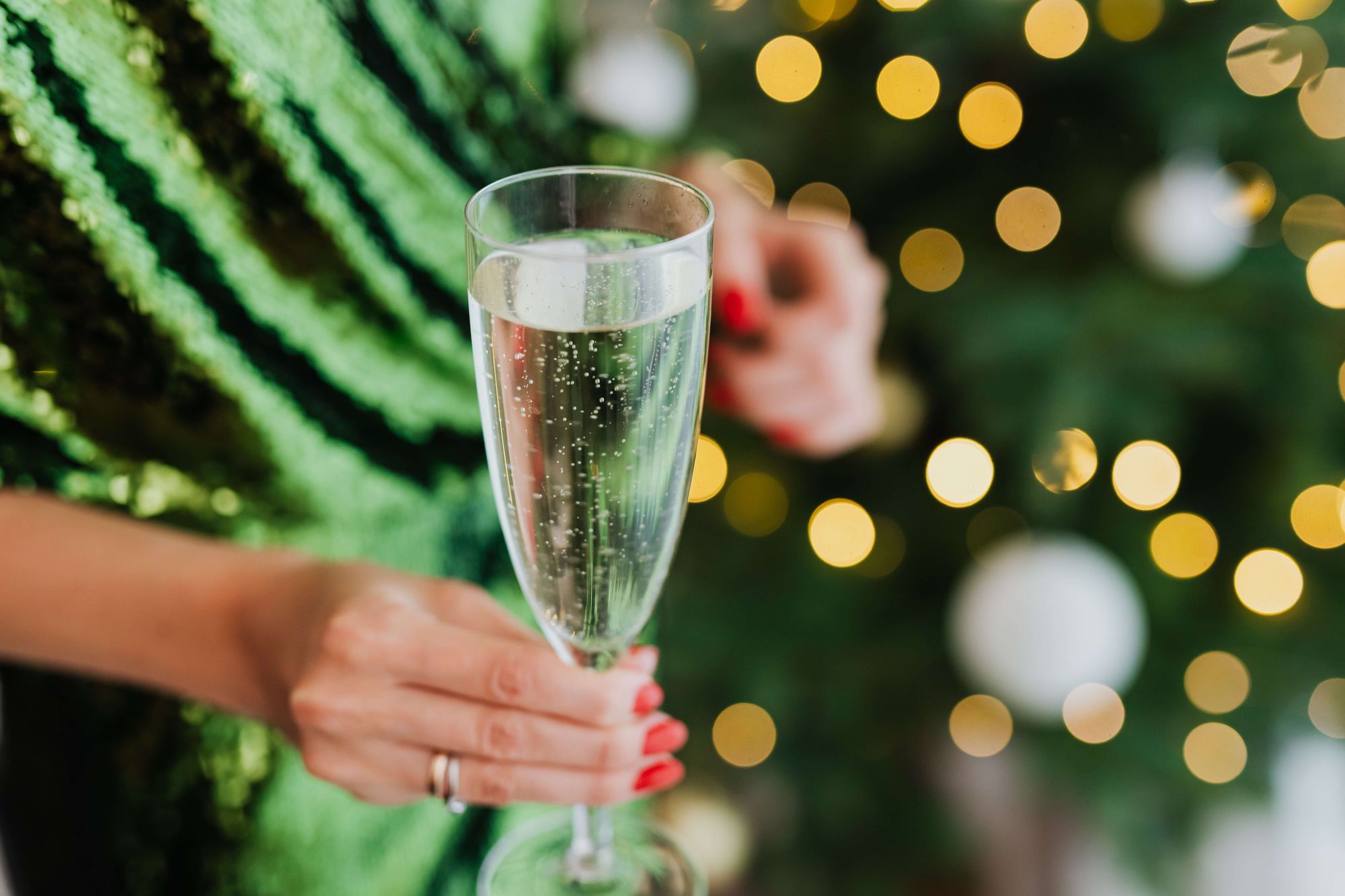 Ett glas bubbel som välkomstdrink på julfest