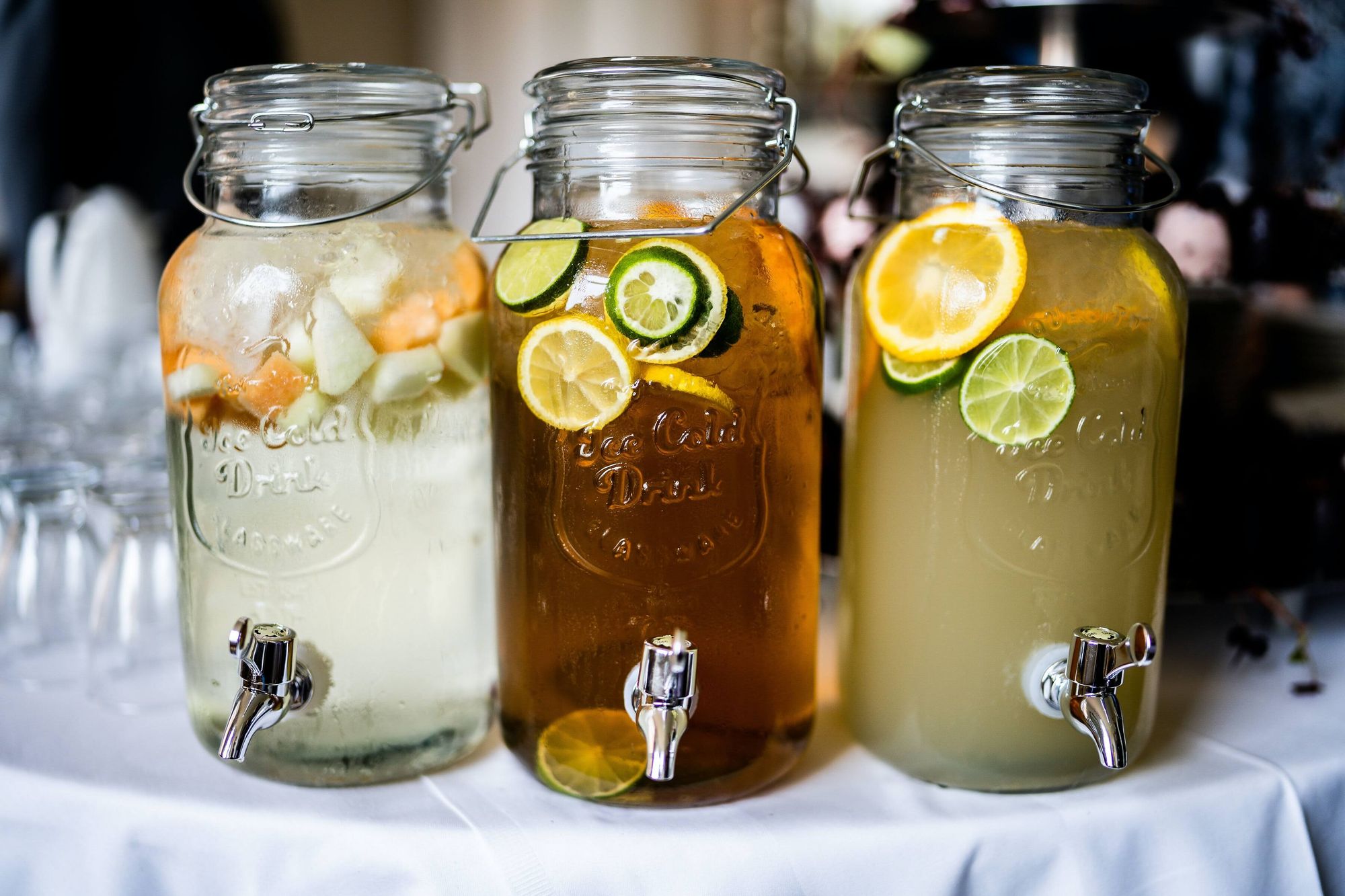 Glasdunkar fyllda med drinkar, lime och citron