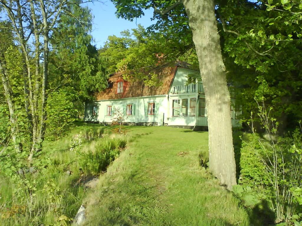 Sjövillan med grönskande omgivning