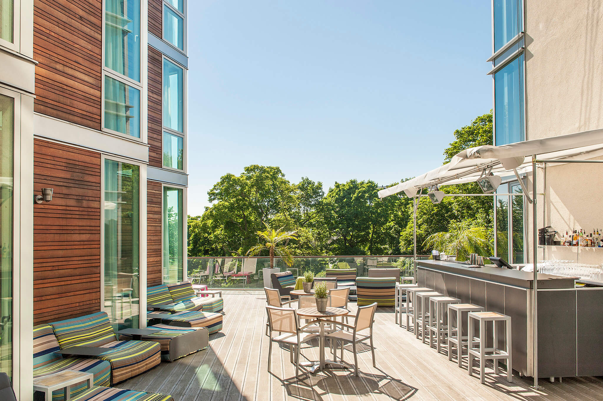 Stor och solig terrass med bar