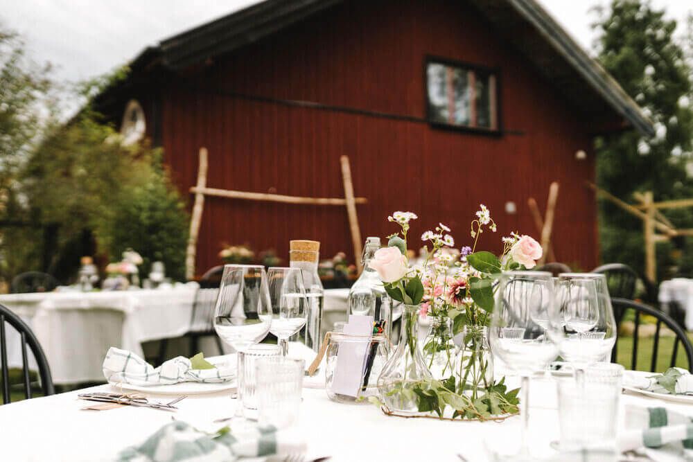 Somrig uppdukning uthomhus med blommor på bordet
