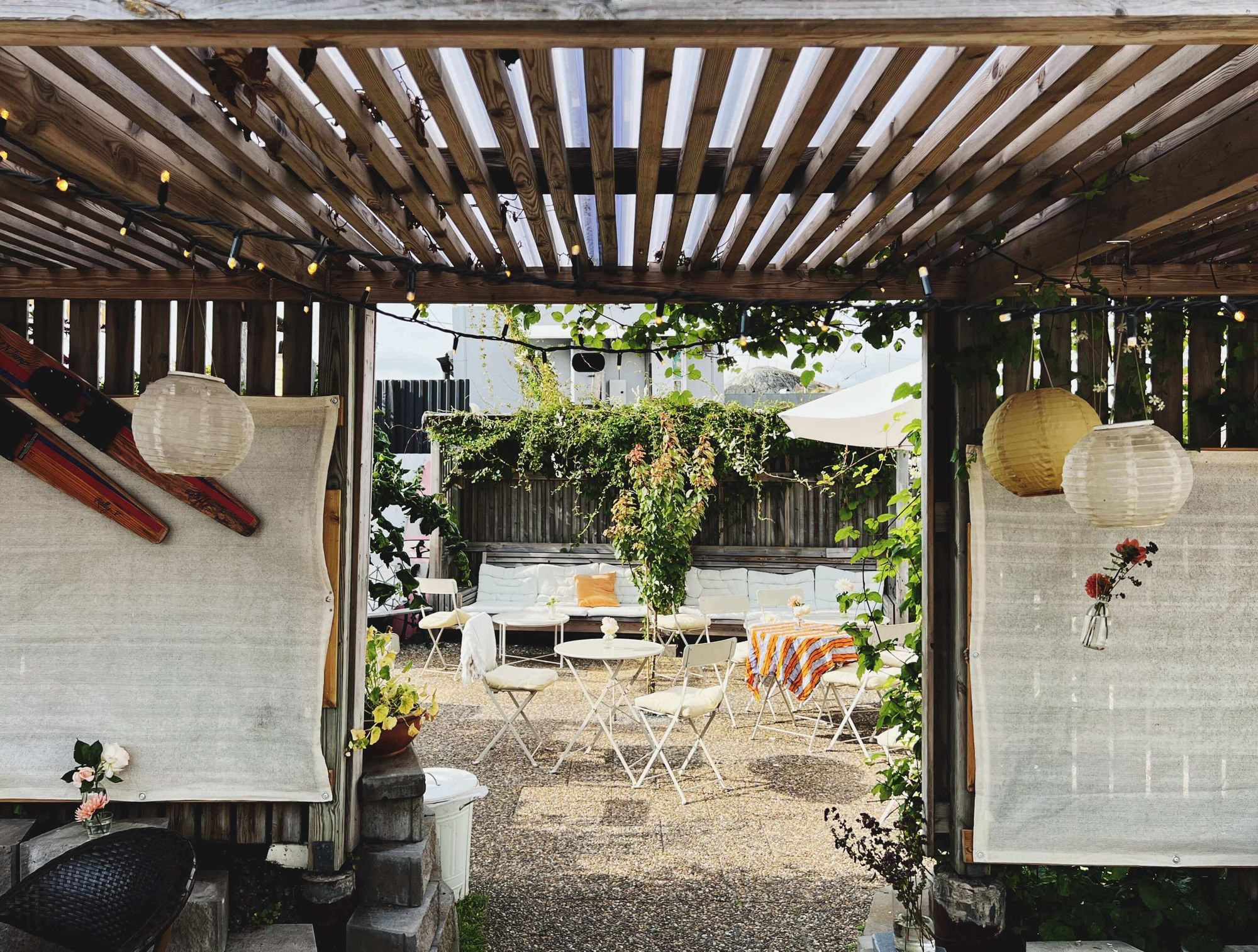 Solig uteservering dekorerad för sommarfest