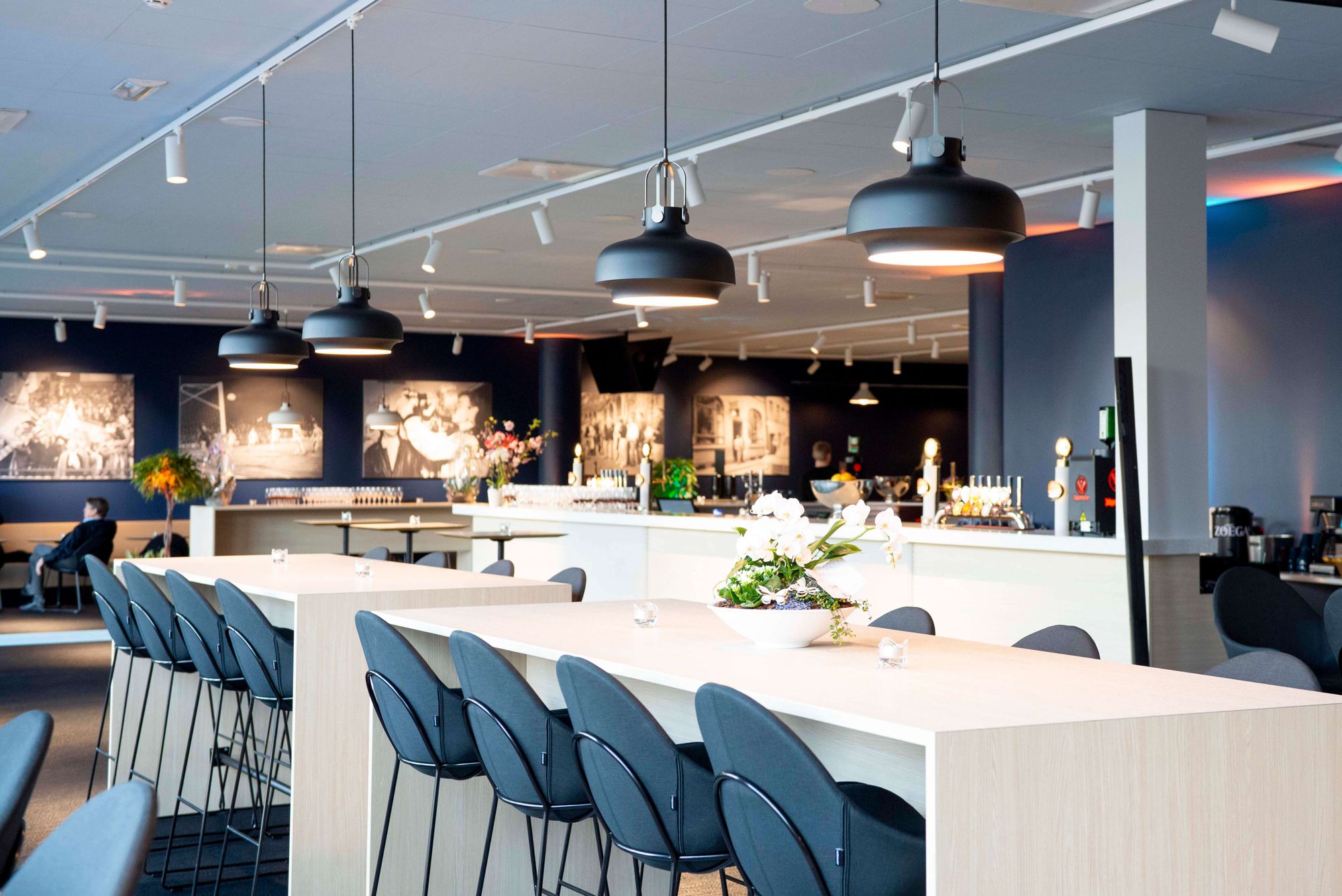 Modern inredning och bar på Erics Bar & Restaurang