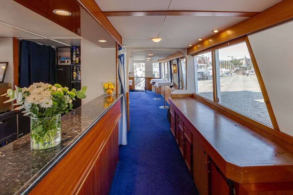 Hyr M/S Blue Charm för en fest i Stockholms skärgård