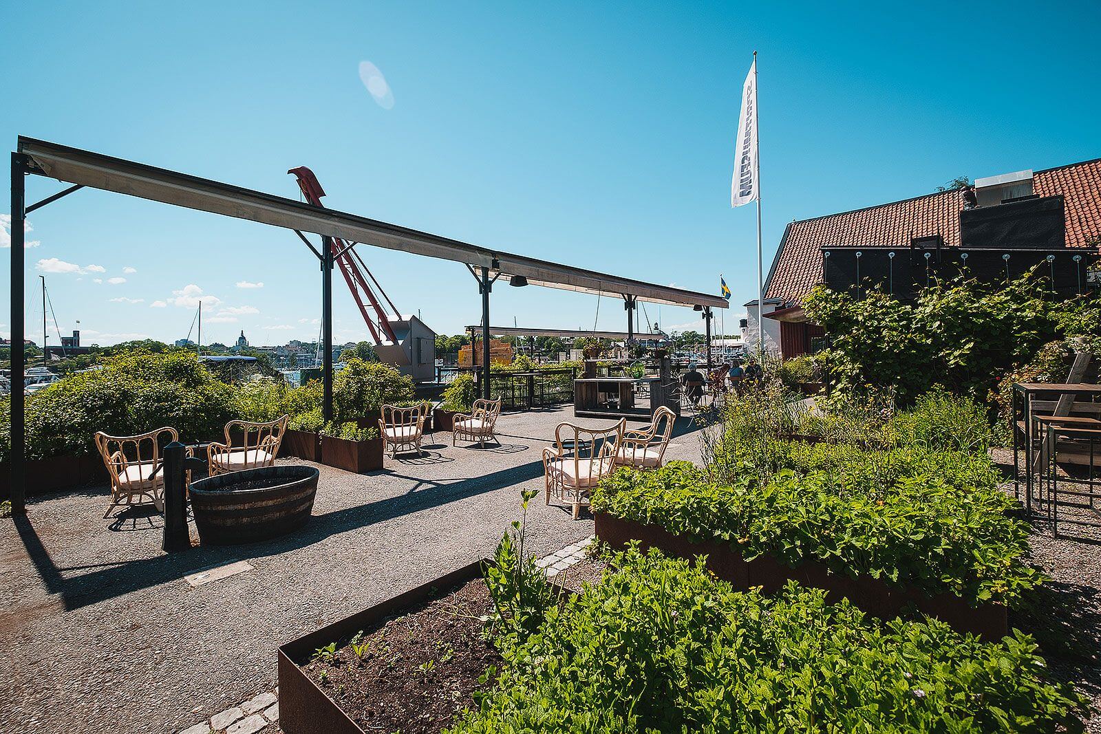 Utsikten från Spritmuseums örtagård en solig dag