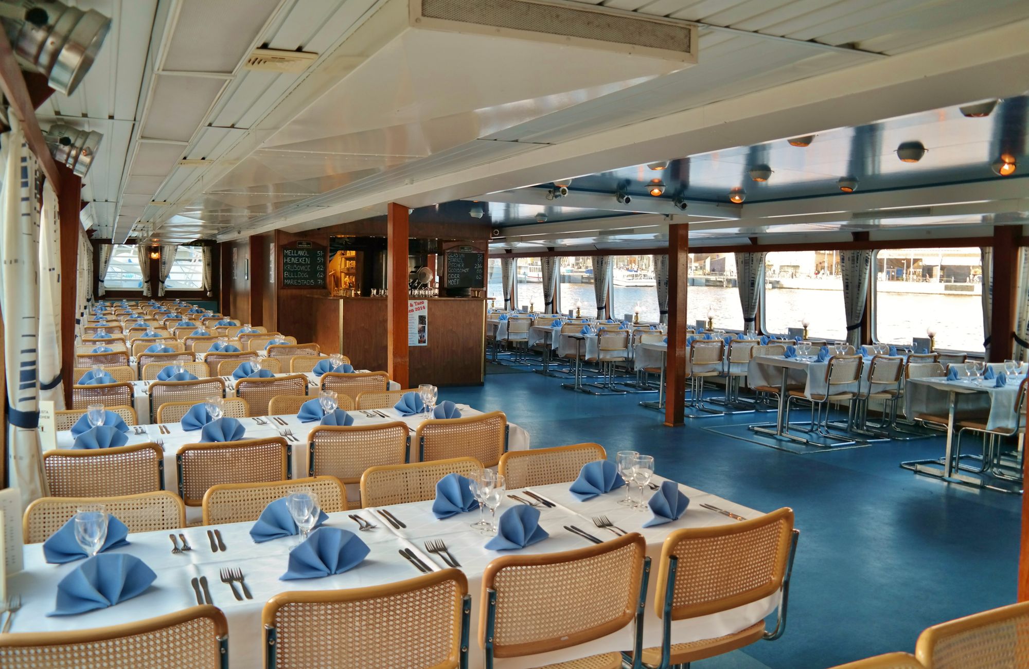 Uppdukade bord till fest ombord på M/S Vindhem