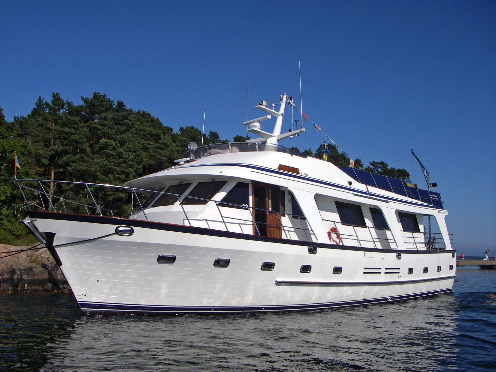 M/Y Charm i Stockholms skärgård en solig sommardag