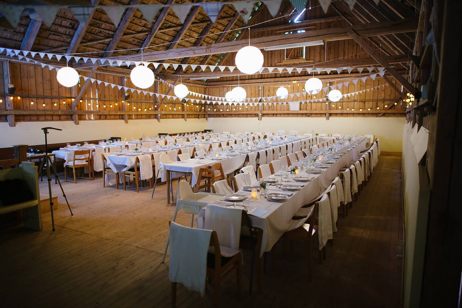 Uppdukade långbord och festliga vimplar i Backa Loge