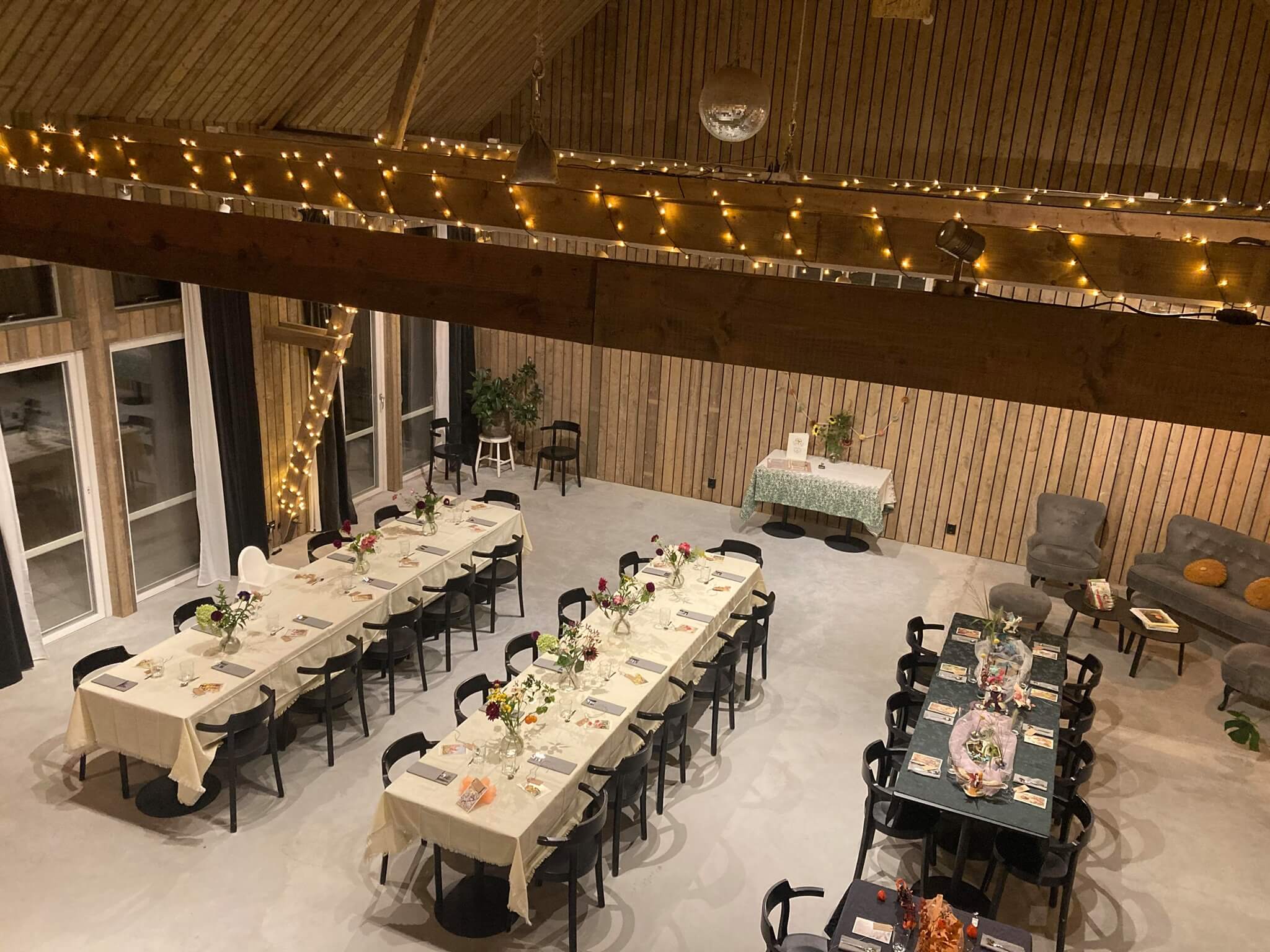 Nyböle Lada med festligt uppdukade bord