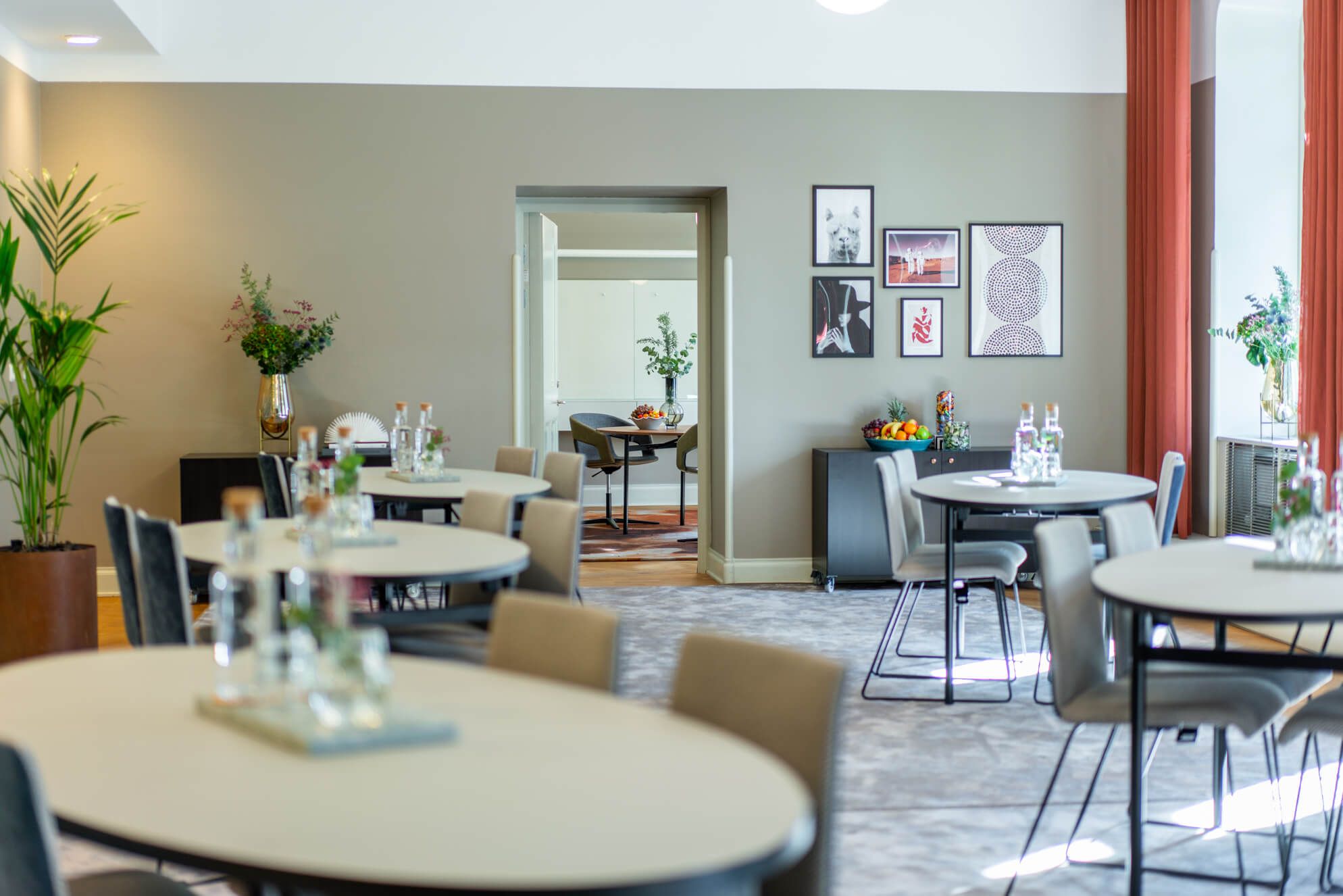 Ljus konferenslokal med flexibel möblering i Stockholm