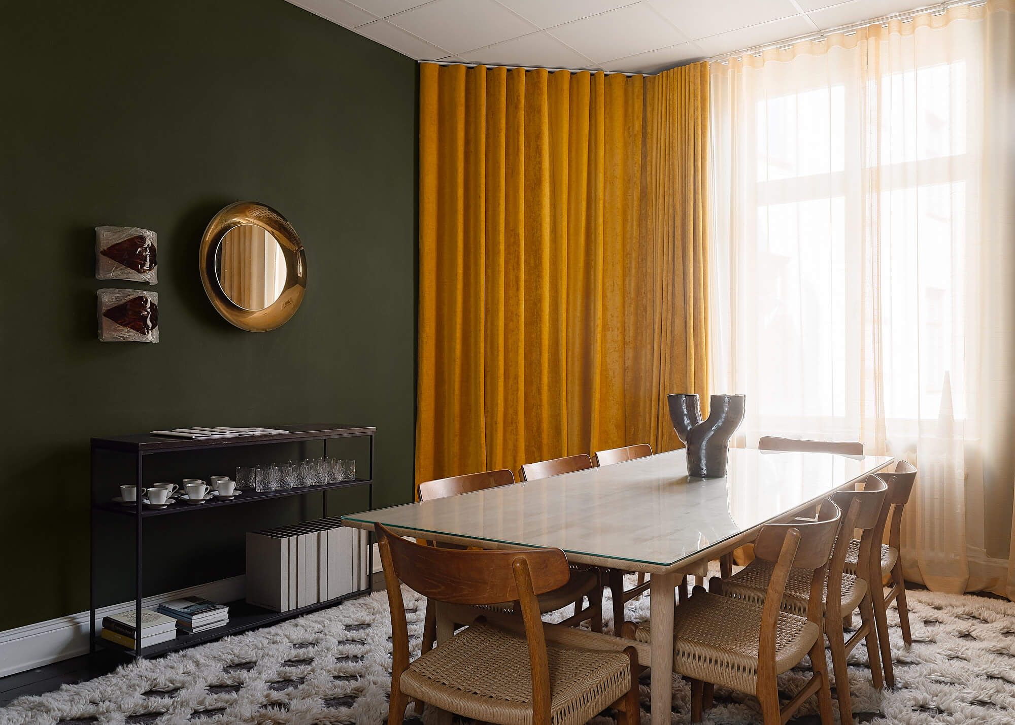 Grönt och hemtrevligt mötesrum på Historiska Hem