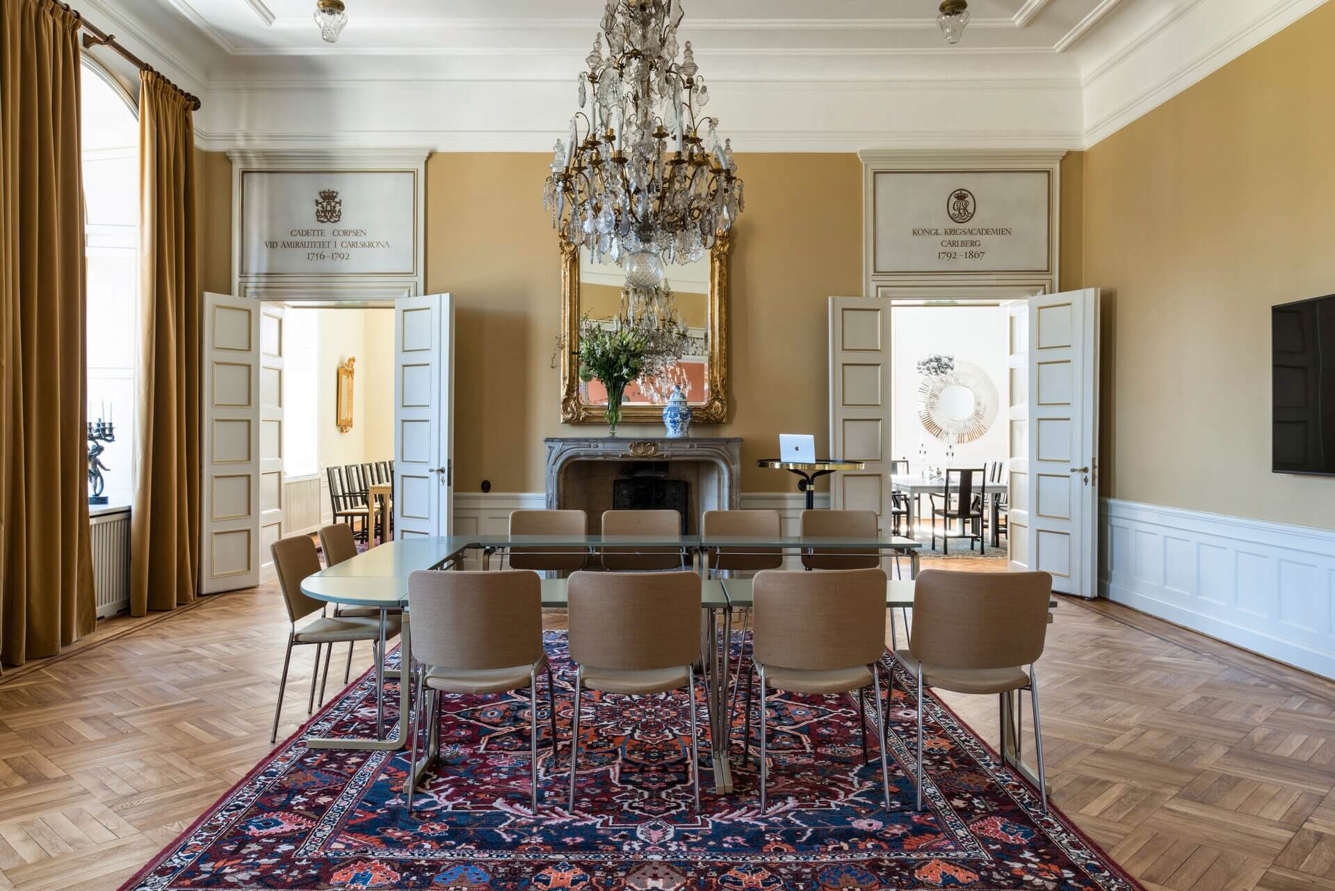 Inbjudande mötesrummet Lilla Salongen på Näsby Slott