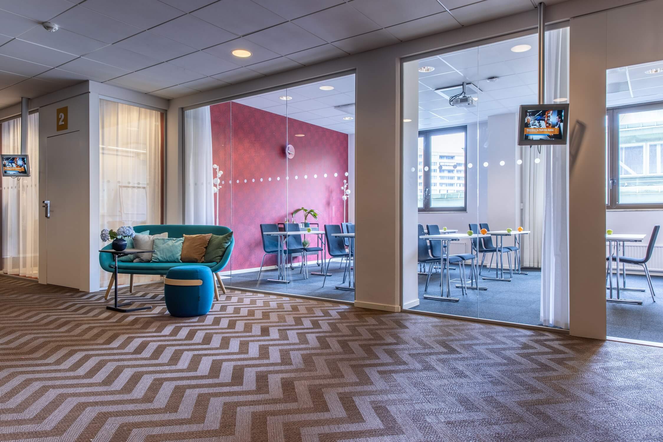 Ljus och modern mötesplats med all tänkbar konferensteknik