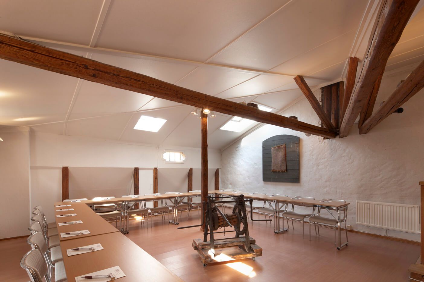 Gammalt höloft med takbjälkar som gjorts om till konferensrum