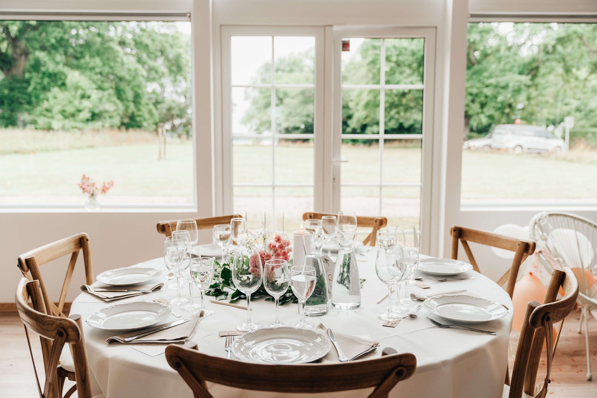 Fin lantlig bröllopsdukning med färska blommor