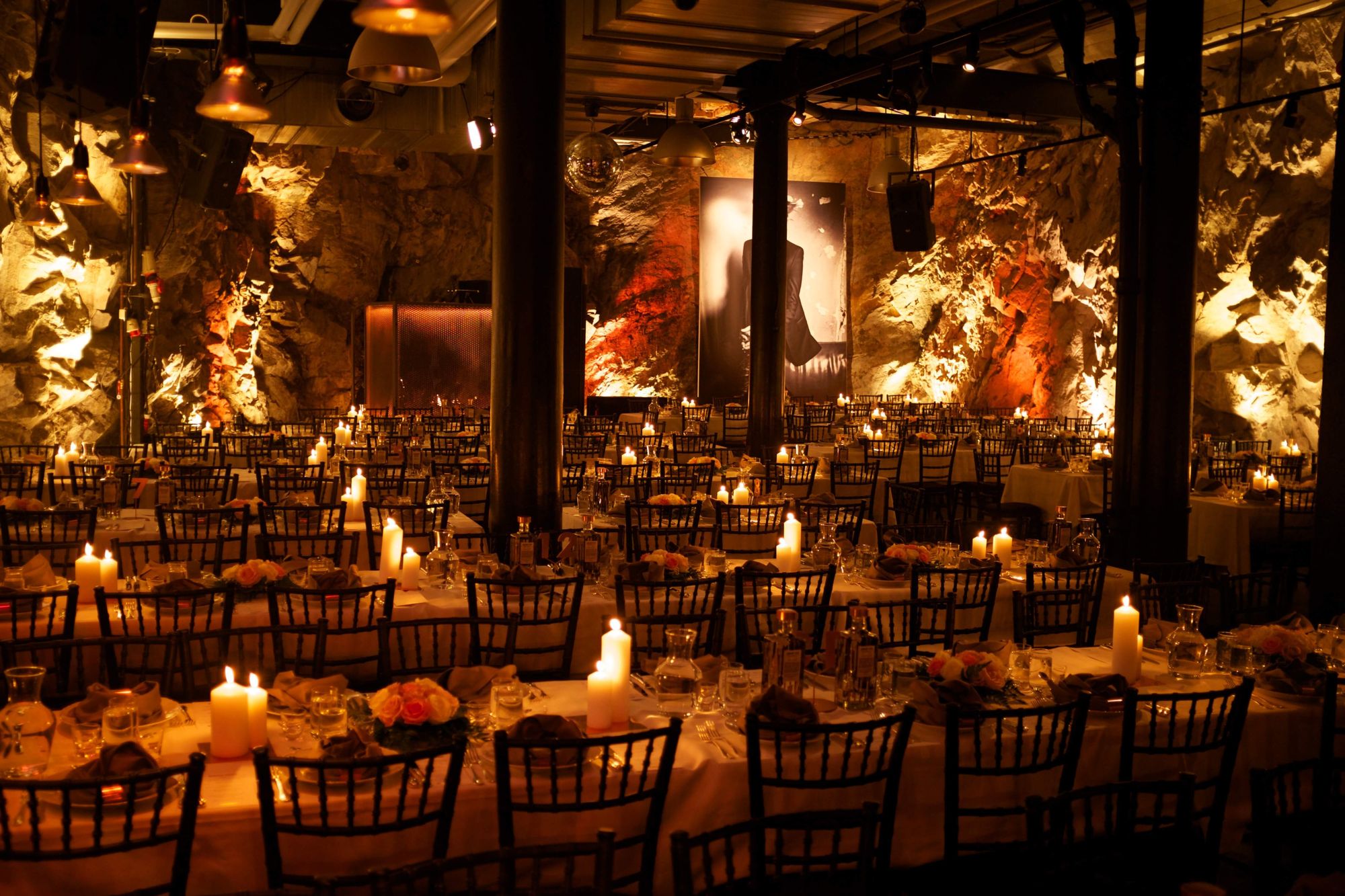 Fira nästa födelsedag i Skyddsrummets naturliga begrum med murade väggar