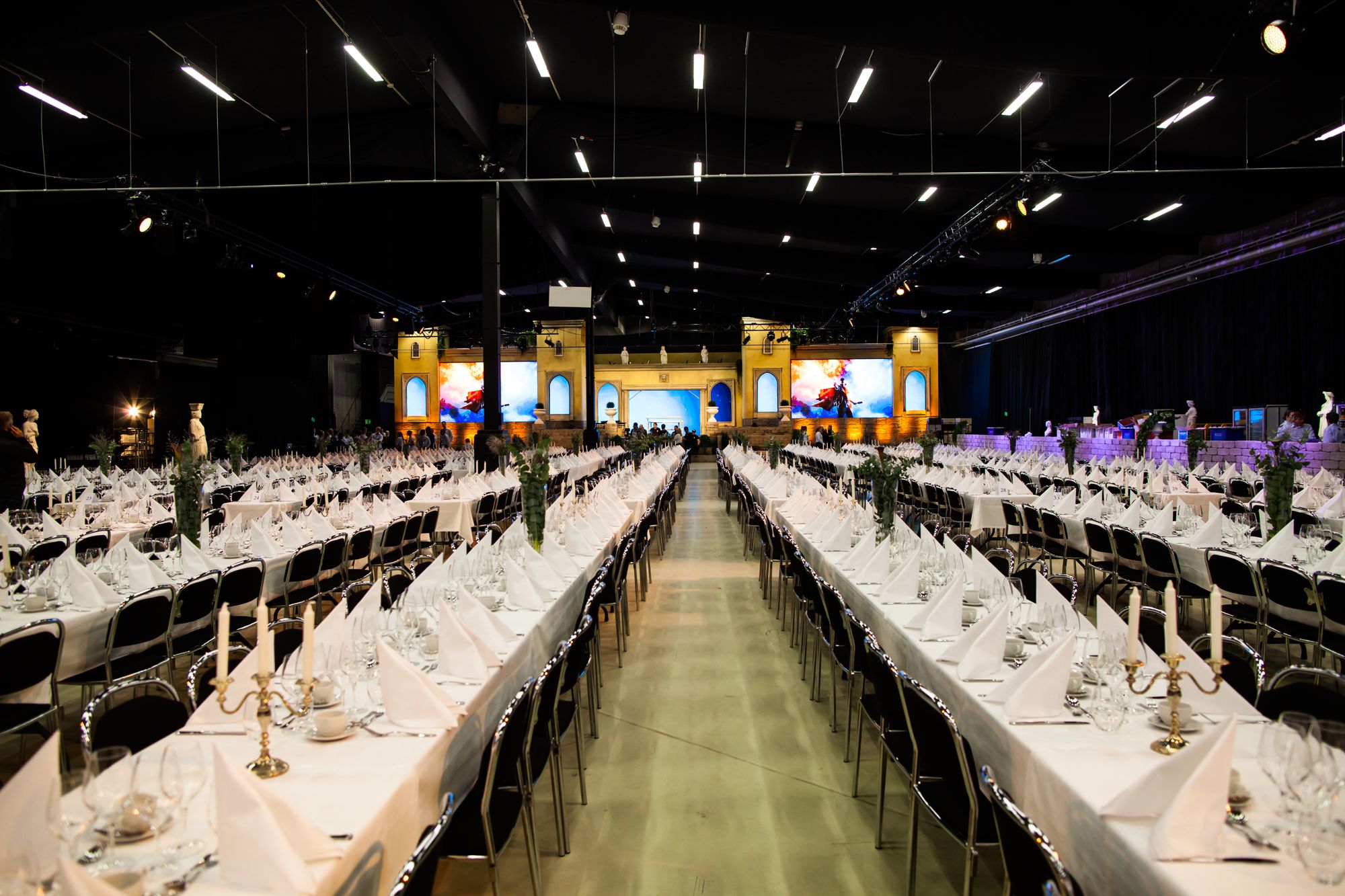 Hangaren är en 2150 kvadratmeter stor studio som passar galamiddagar och festivaler