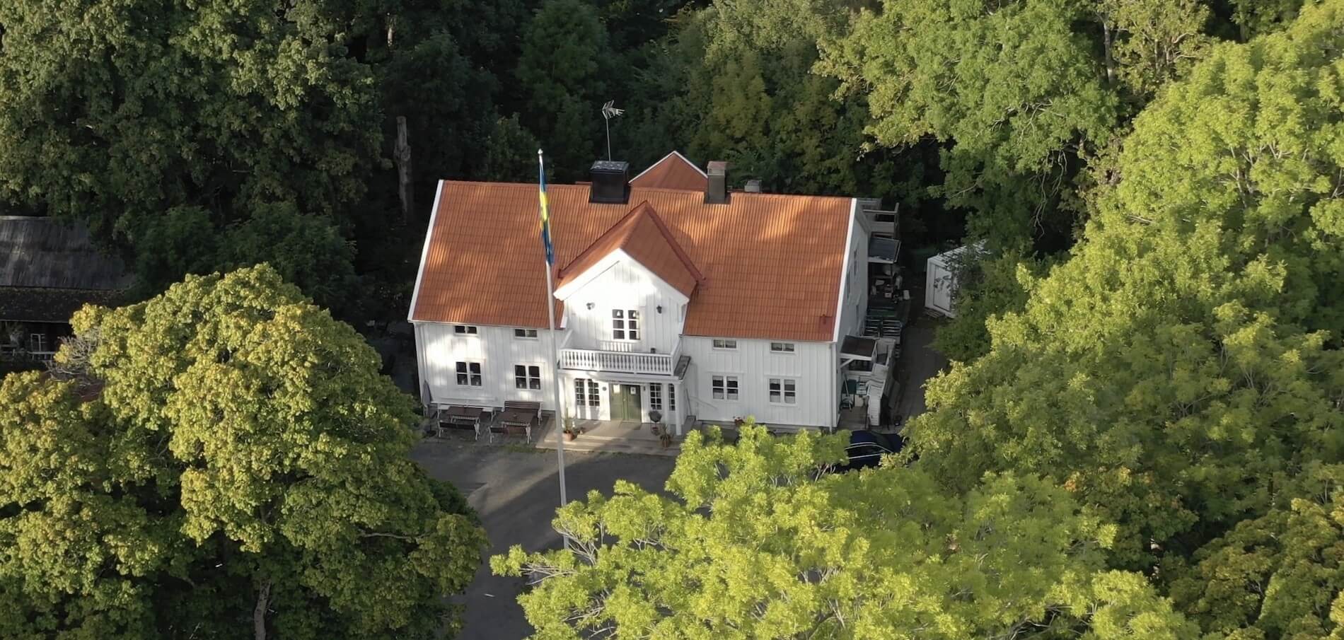 Fina Särsta Wärdshus omgivet av grönskande träd