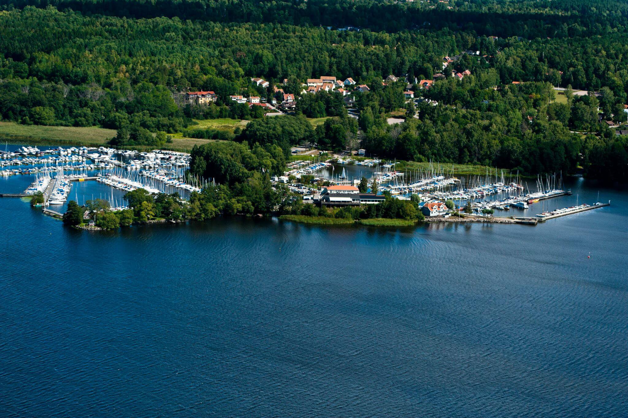 Restaurang Skarholmen med sin festlokal ligger fint vid Eklon