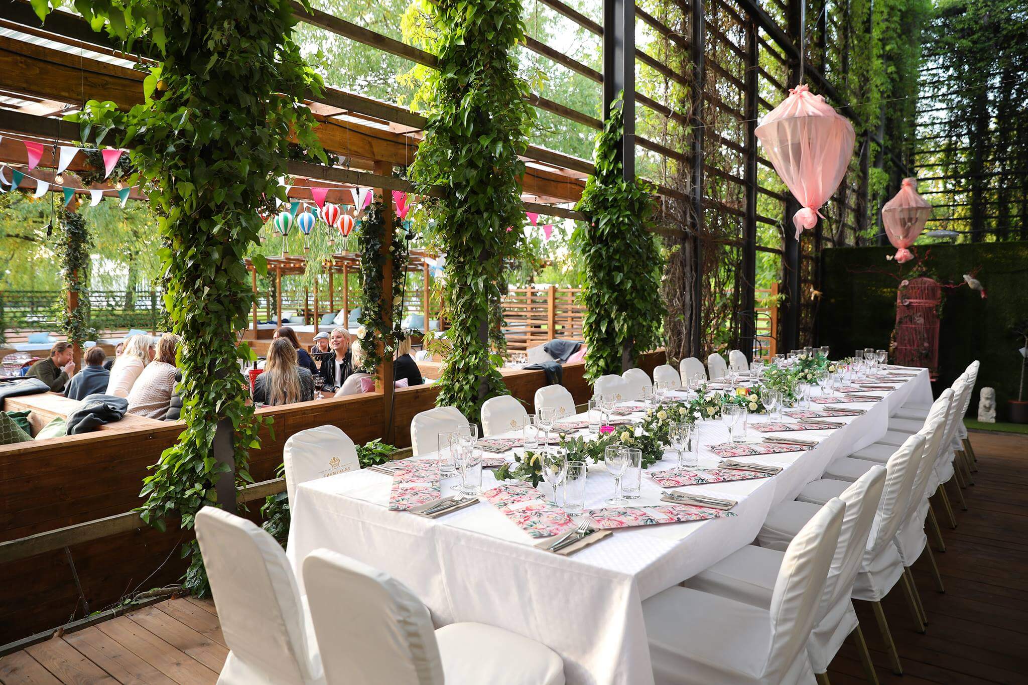 Bjud in kollegor, kunder och partners till Trädgår´ns fina uteservering i centrala Göteborg