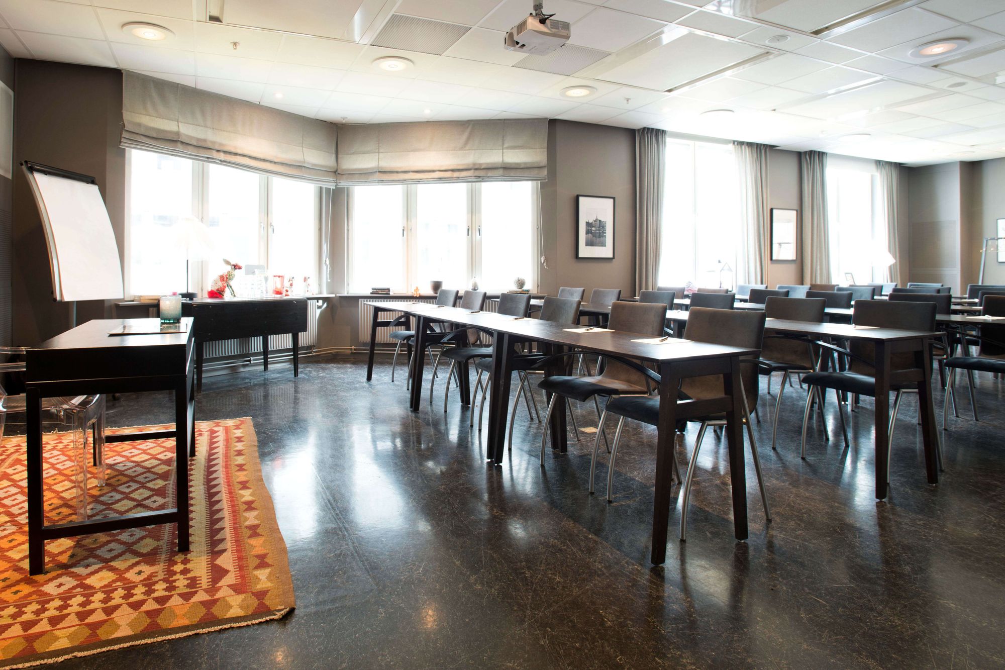 Ljus konferenssal på Klara Stockholm